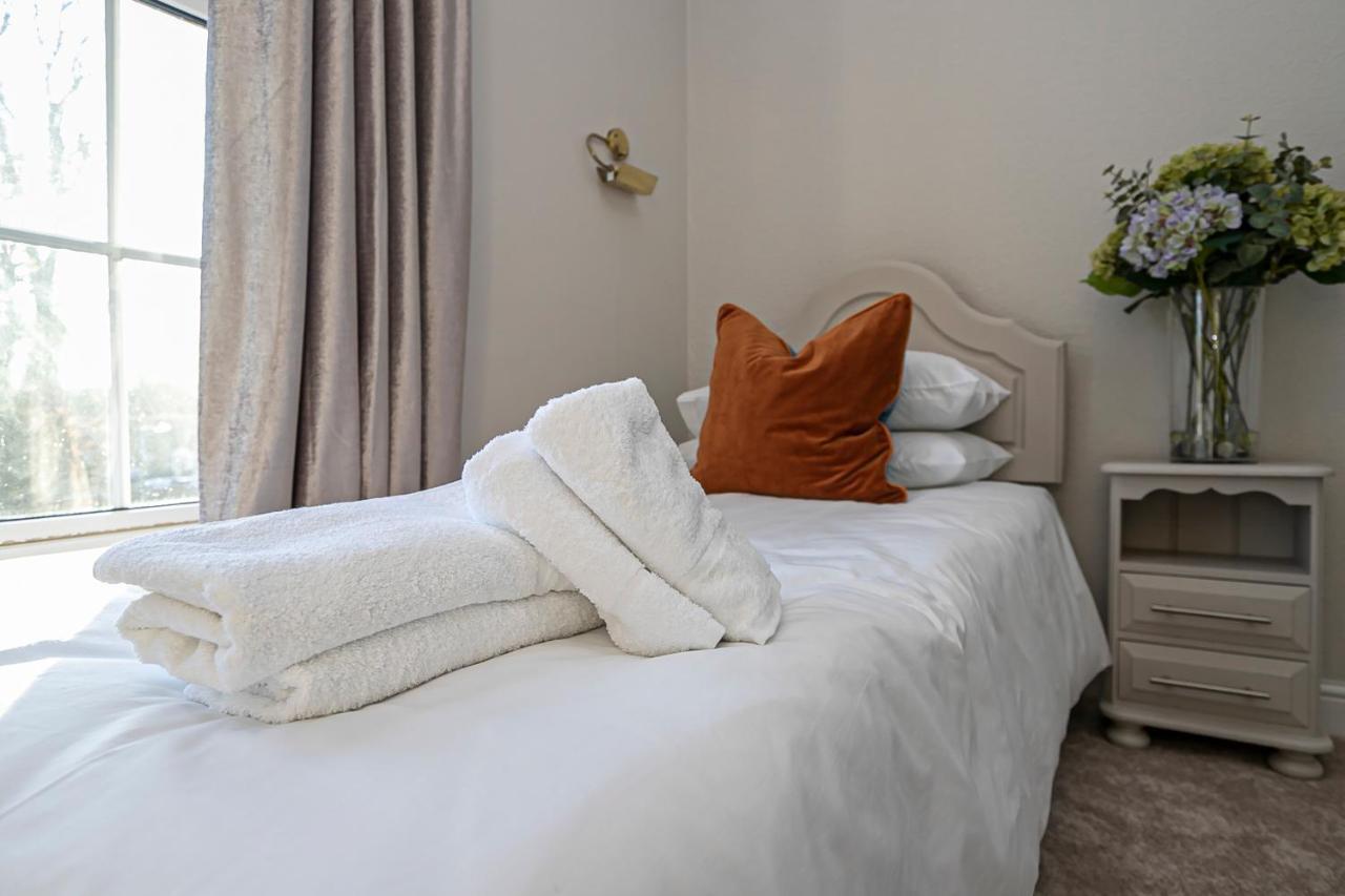 Pages Hotel And Guesthouse ฮาร์โลว์ ภายนอก รูปภาพ