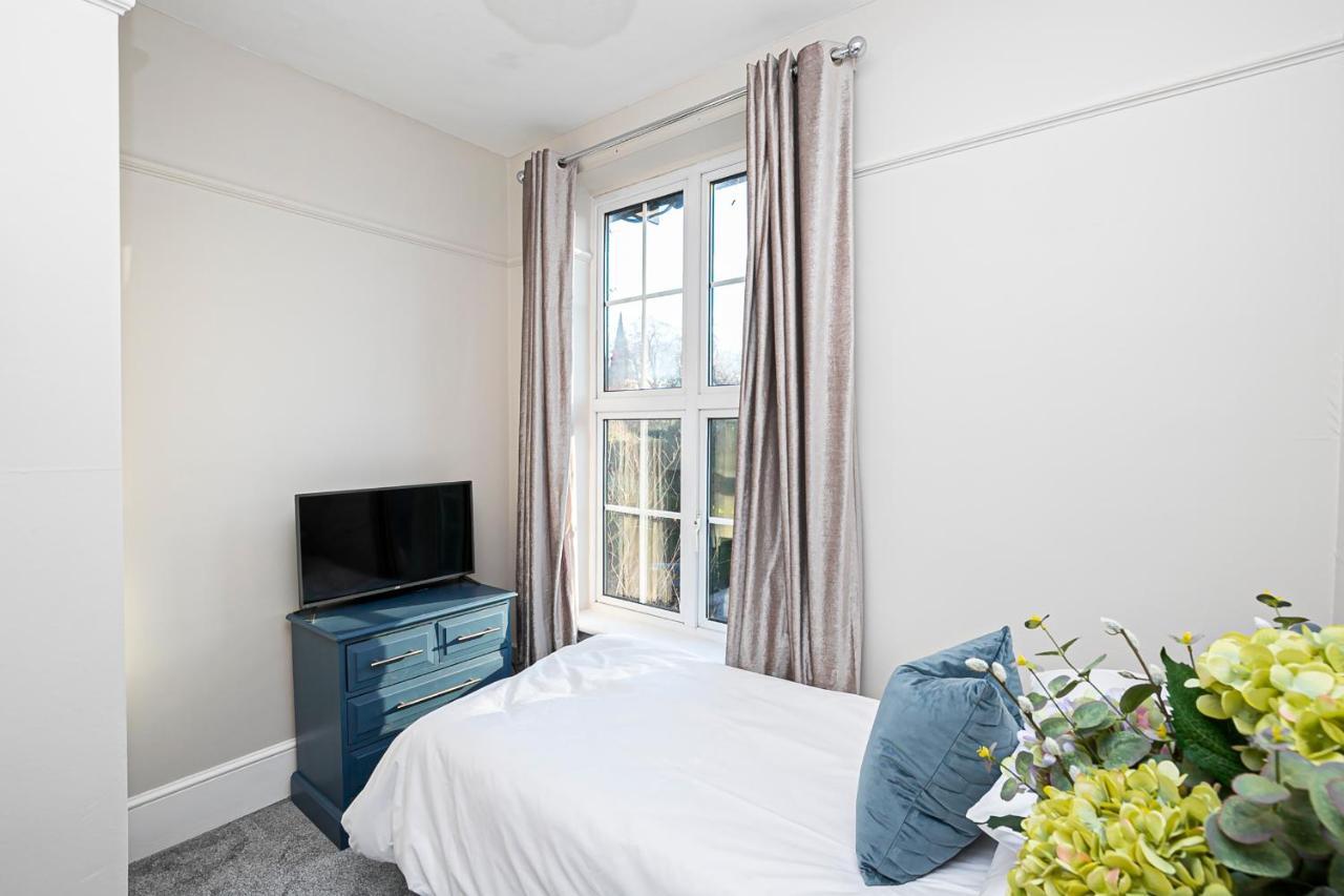 Pages Hotel And Guesthouse ฮาร์โลว์ ภายนอก รูปภาพ