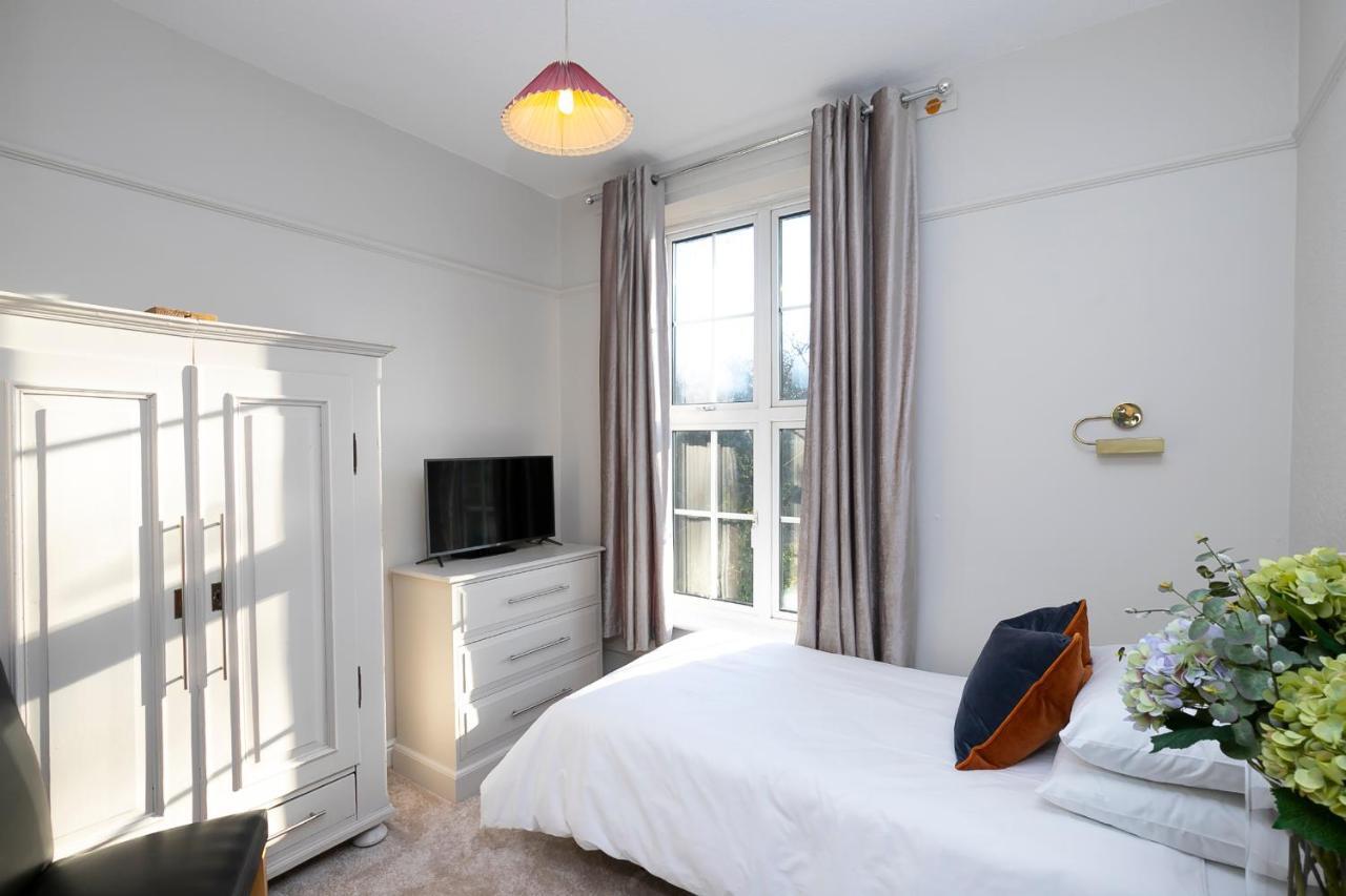 Pages Hotel And Guesthouse ฮาร์โลว์ ภายนอก รูปภาพ