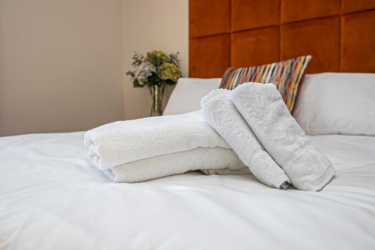 Pages Hotel And Guesthouse ฮาร์โลว์ ภายนอก รูปภาพ