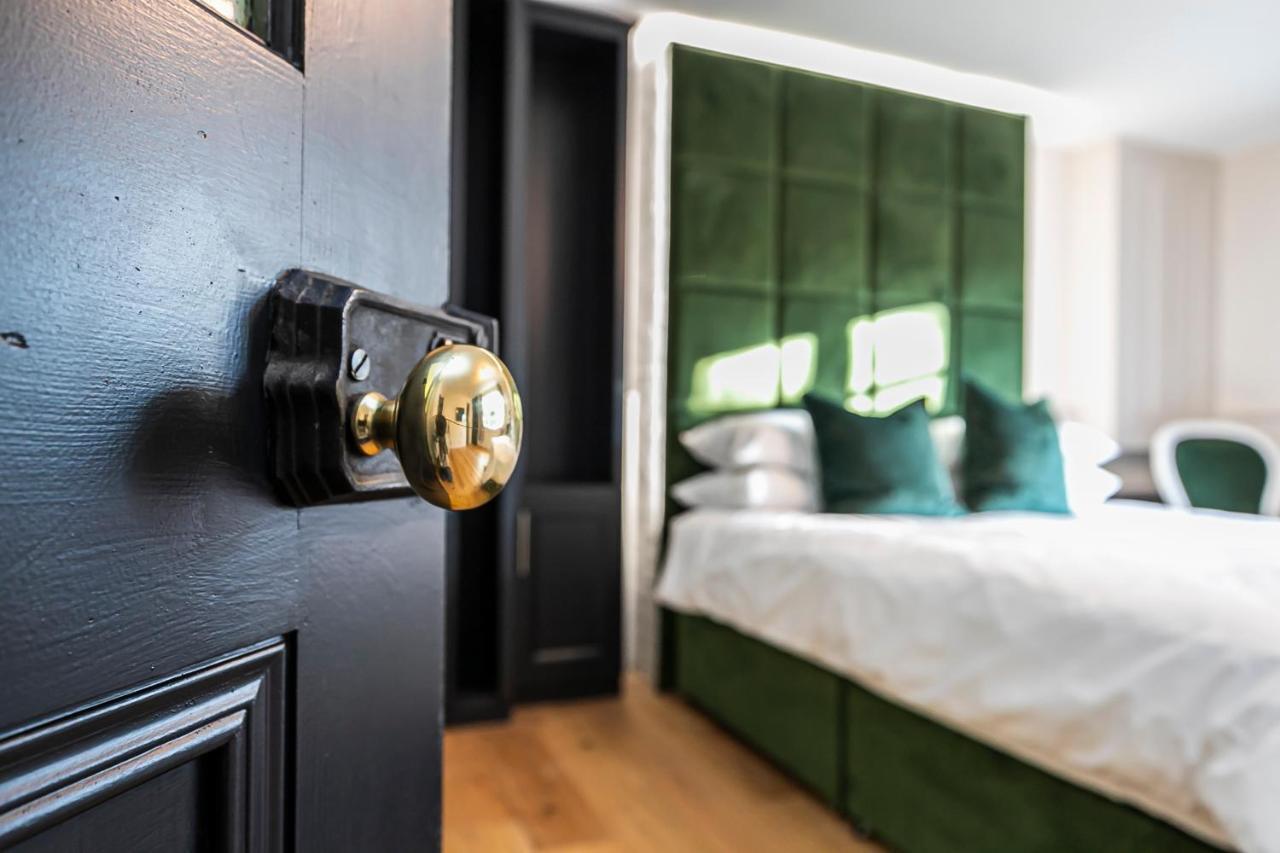 Pages Hotel And Guesthouse ฮาร์โลว์ ภายนอก รูปภาพ